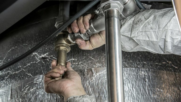 Bruit dans la tuyauterie quand j’ouvre le robinet : causes et solutions