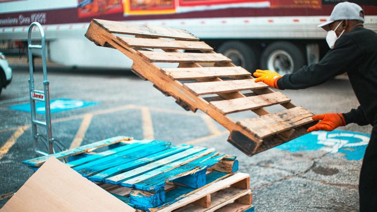 Construire un canapé en palette : méthode de fabrication, dimensions et erreurs à éviter