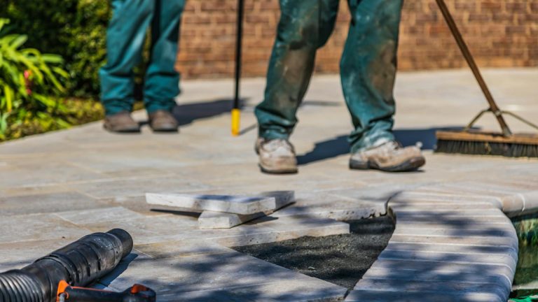 Sol extérieur en résine : guide technique, prix au m² et choix des matériaux