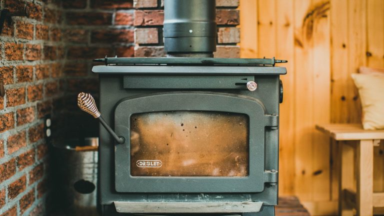 Poêle à bois qui fume : diagnostic et solutions pour un tirage parfait