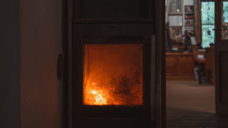 Peut-on laisser un poêle à granulés allumé la nuit ? Sécurité, réglages et consommation